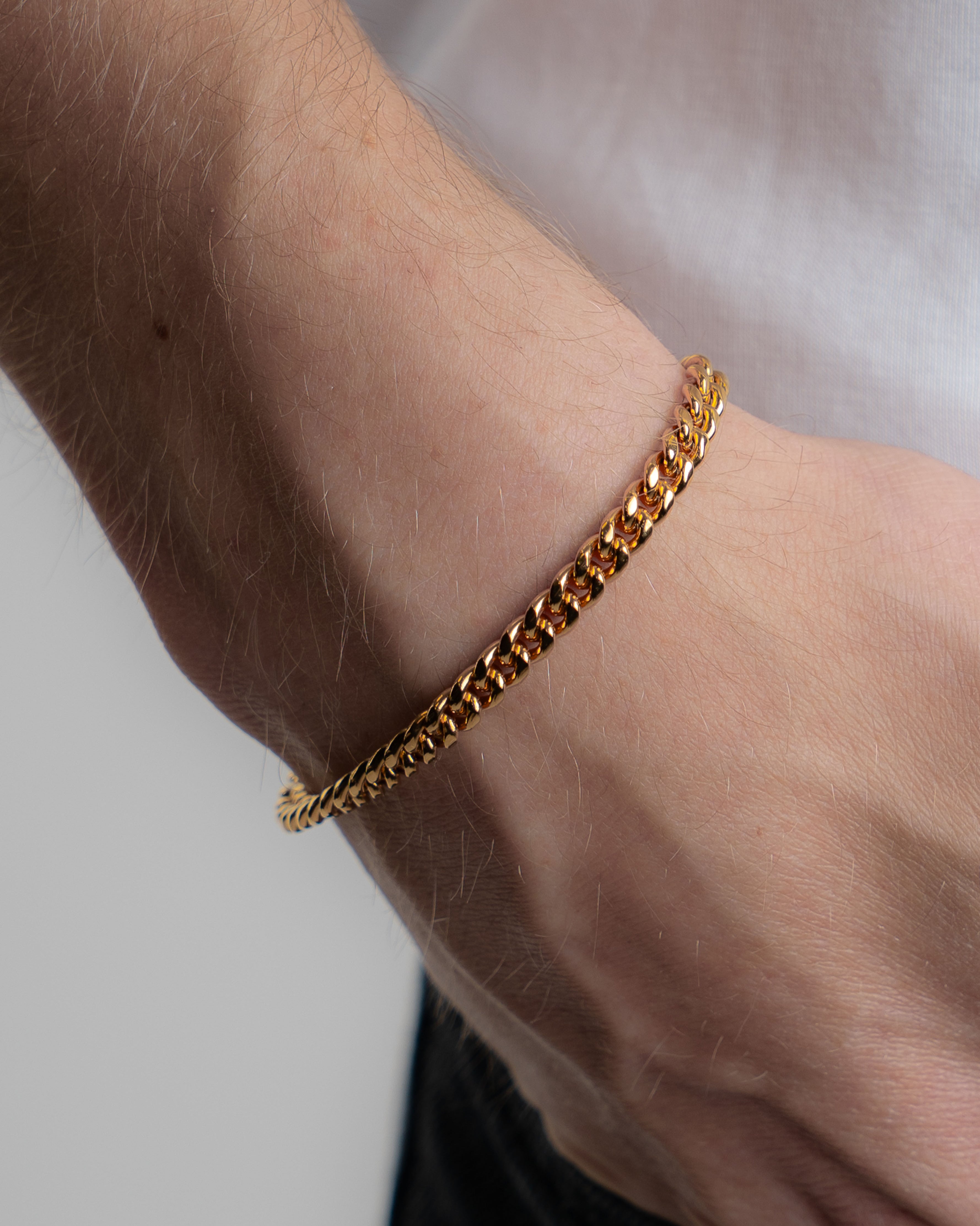 Cuban_Link_Bracelet_5MM_in_Gold_Close_up