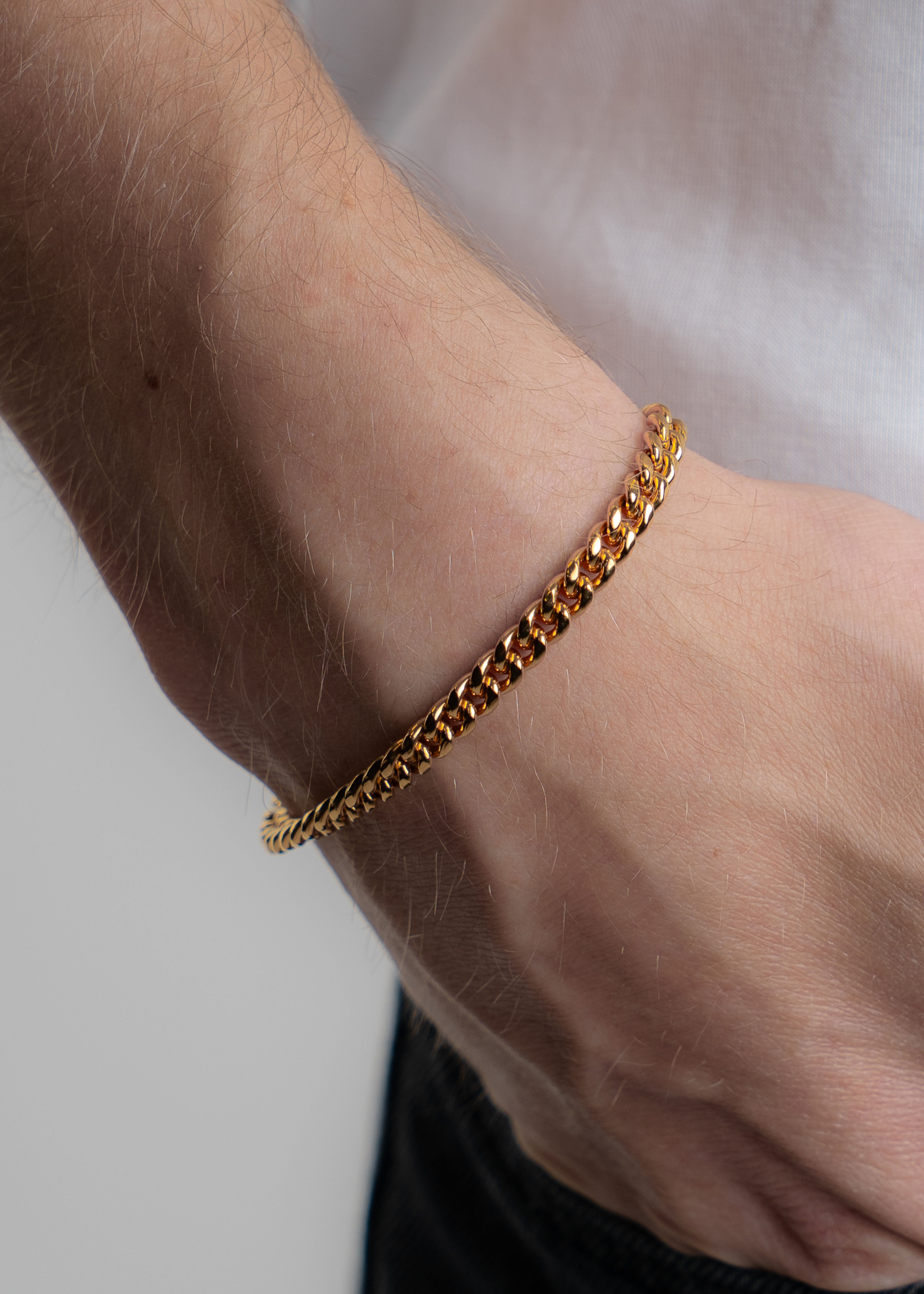 Cuban_Link_Bracelet_5MM_in_Gold_Close_up