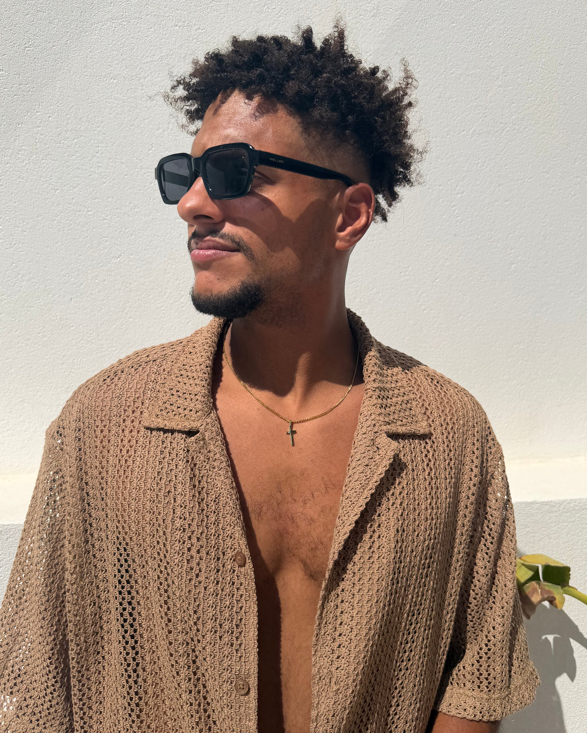 heren ketting met kruis op model