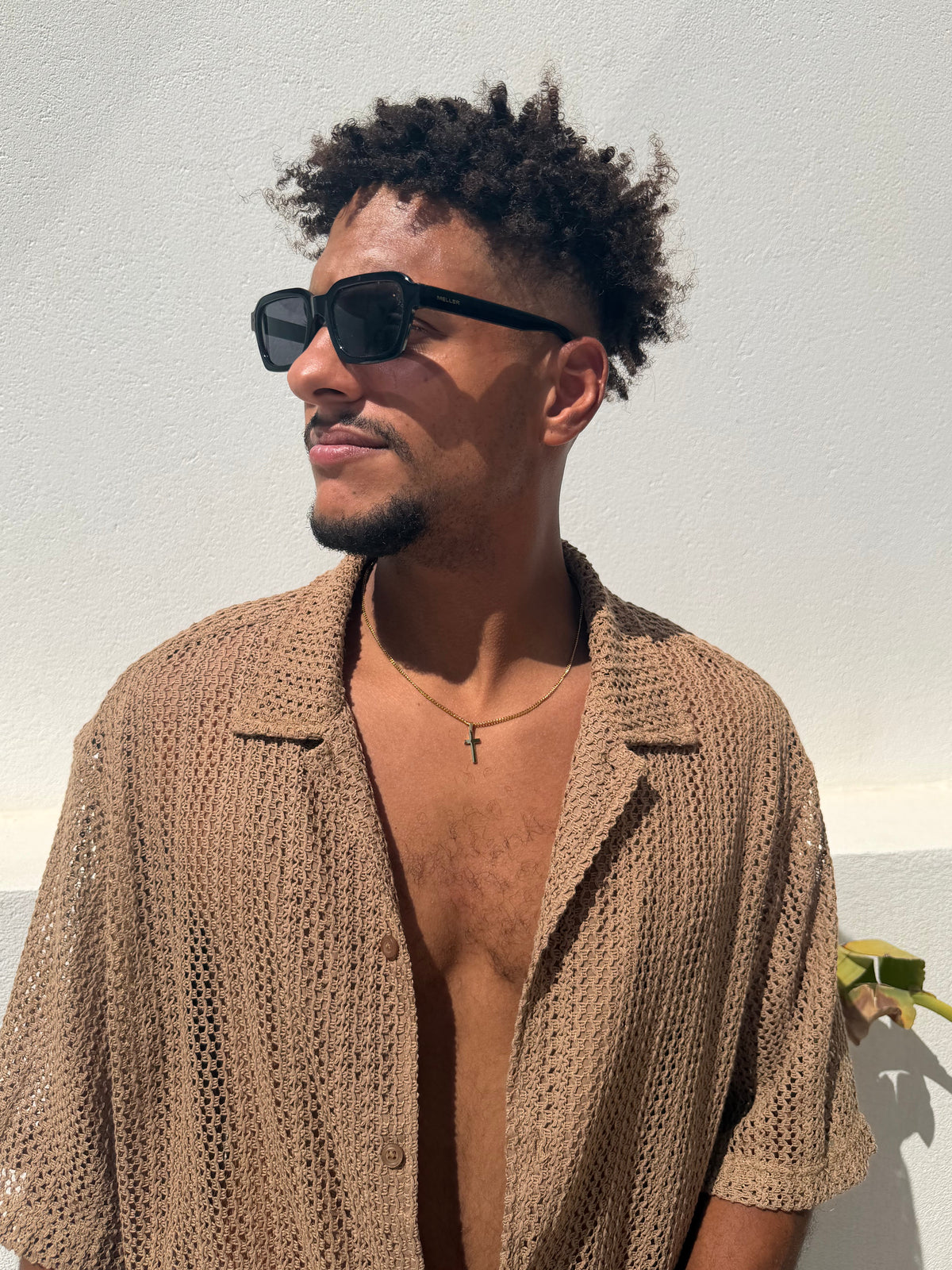 heren ketting met kruis op model