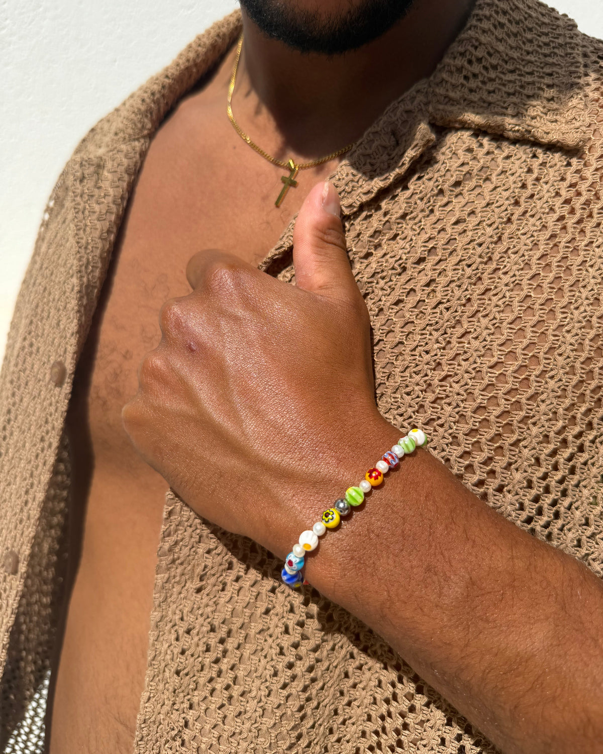 Freshwater pearls armband op model